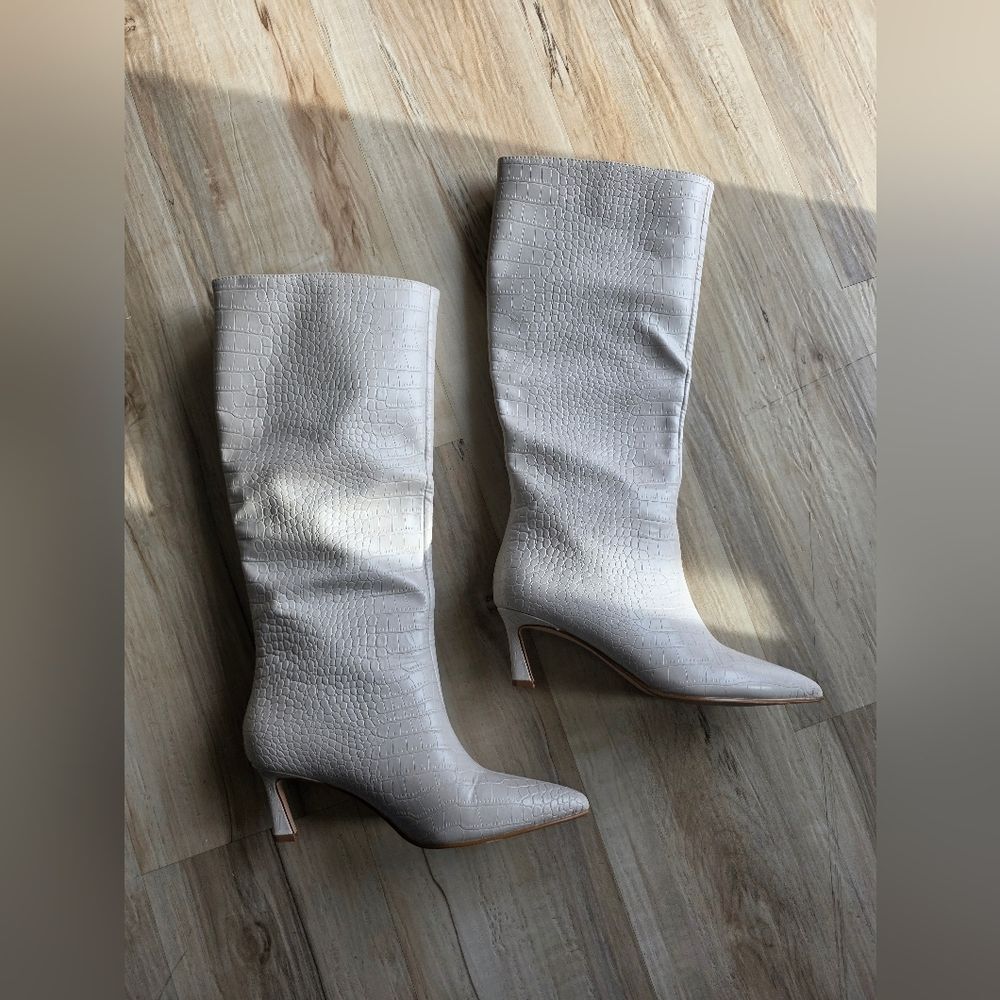 Steve Madden Lavan Knee High Kitten Heel Boot Cream Croc Embossed Leather 7.5M - Picture 7 of 9